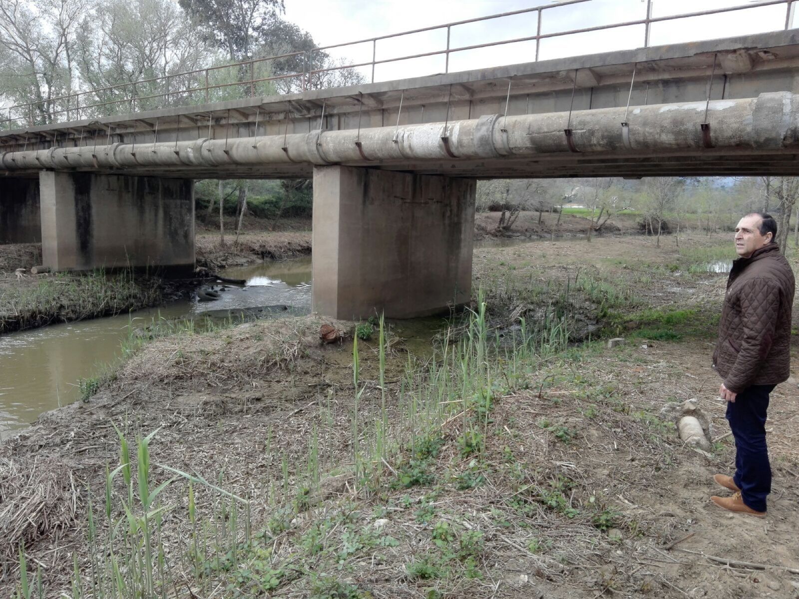 Serván observa la limpieza del cauce del Guadarranque.