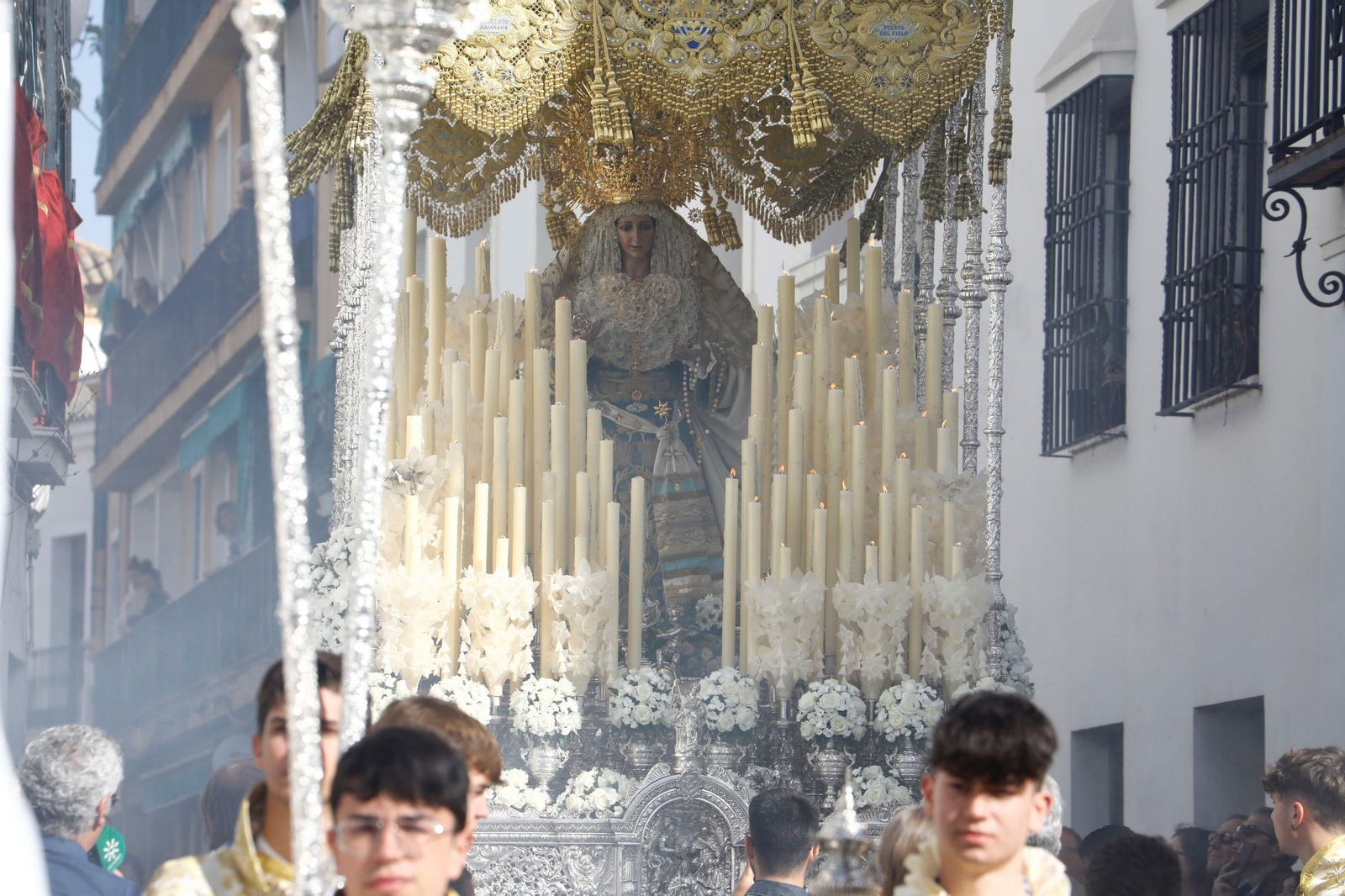 Domingo de Resurrección en Córdoba: la procesión de la hermandad del Resucitado, en imágenes