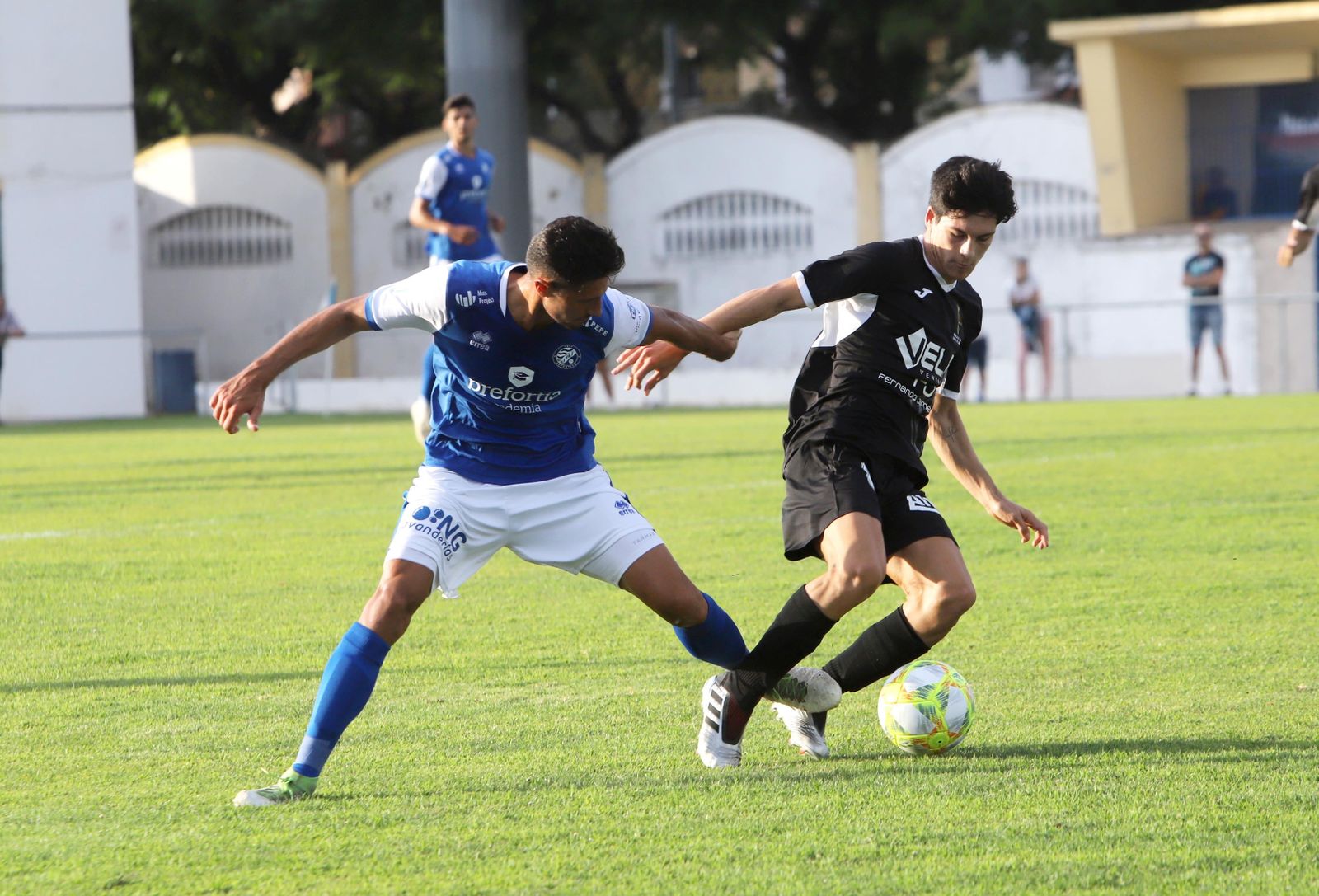 Astray, tratando de arrebatar el balón a un jugador del Antoniano.