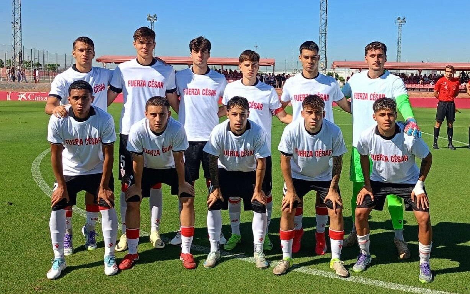 Once presentado por los almerienses, quienes salieron con camisetas de apoyo a su compañero César, en su visita al Sevilla.