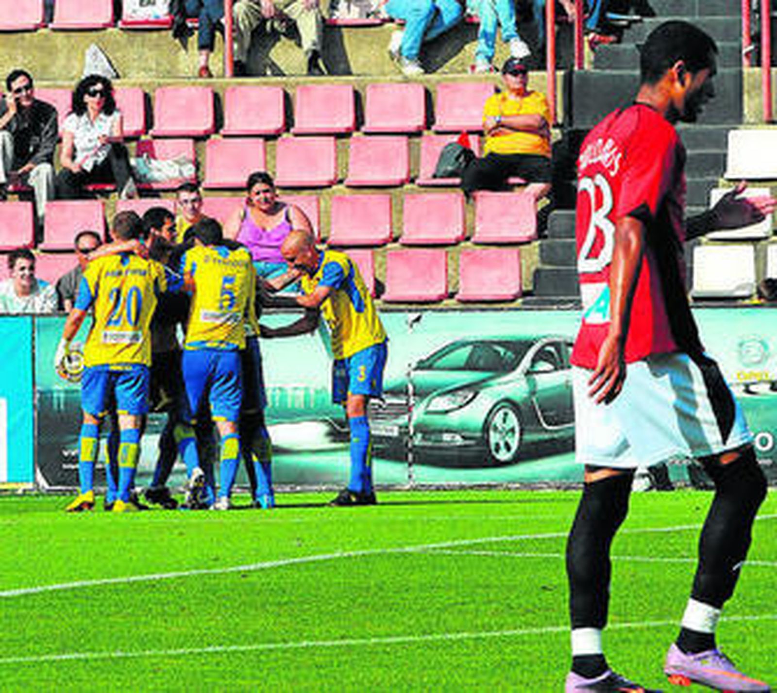 Los jugadores cadistas celebran uno de sus goles.