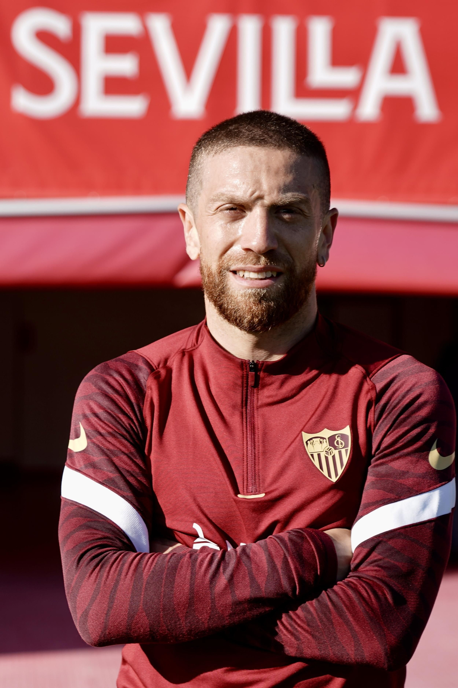 Papu sonríe al fotógrafo en la ciudad deportiva.