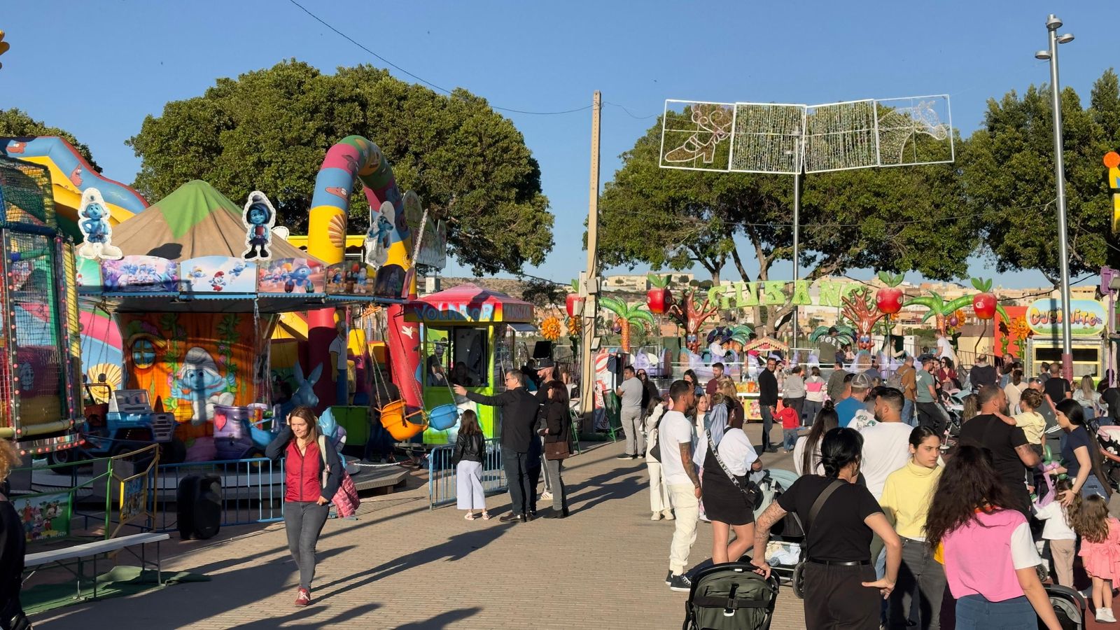 Al ser día festivo, se registraron grandes aglomeraciones de gente durante toda la velada.