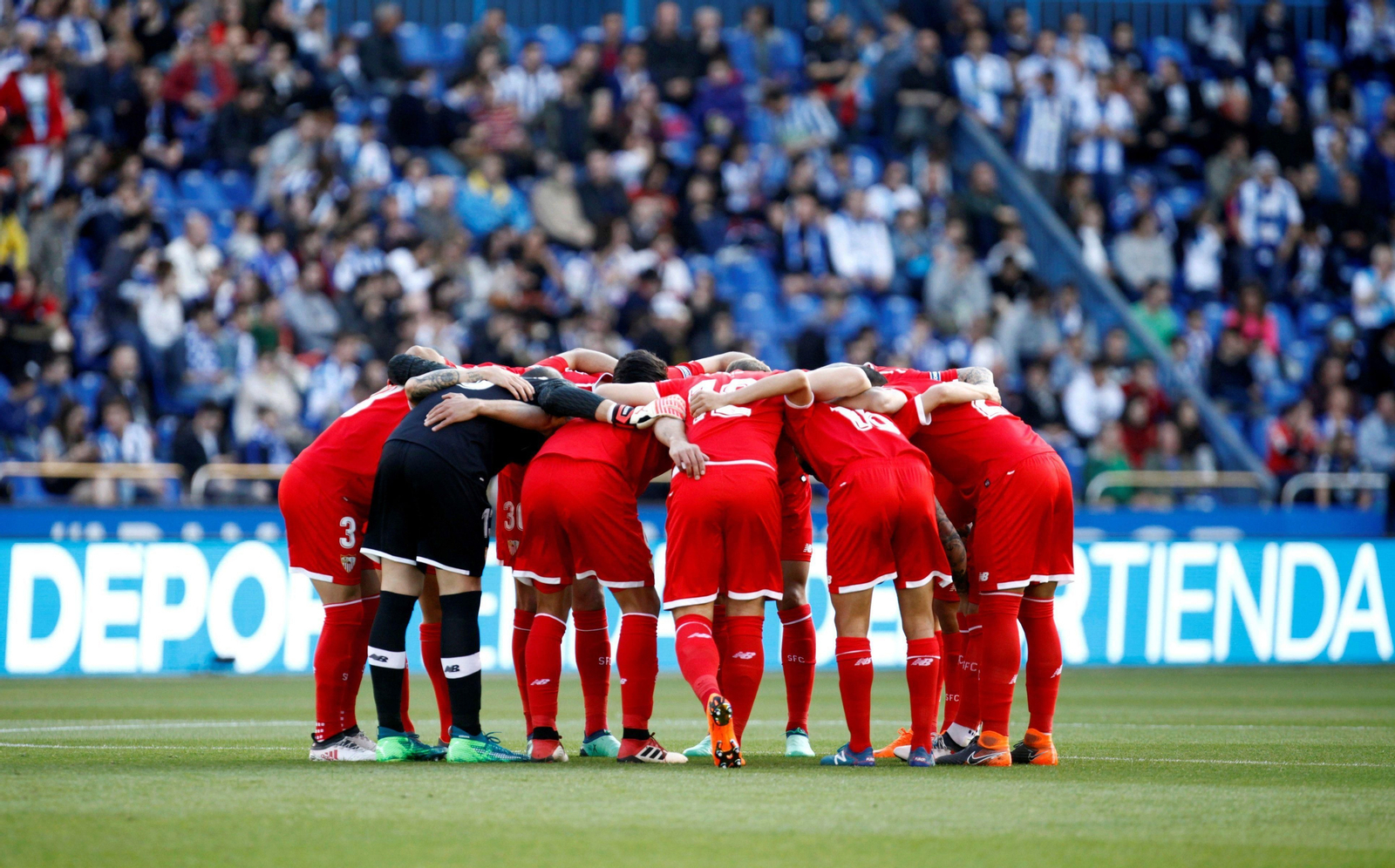 Los jugadores del Sevilla hacen una piña antes de empezar el partido en Riazor.