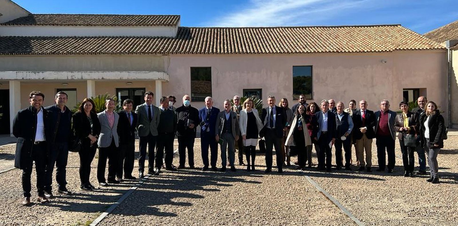 Foto de familia tras la celebración de la Asamblea con todos los participantes de los diversos sectores andaluces.