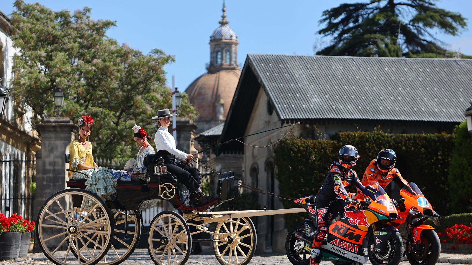 Pedro Acosta y Remy Gardner, de paseo en la bodega González Byass.