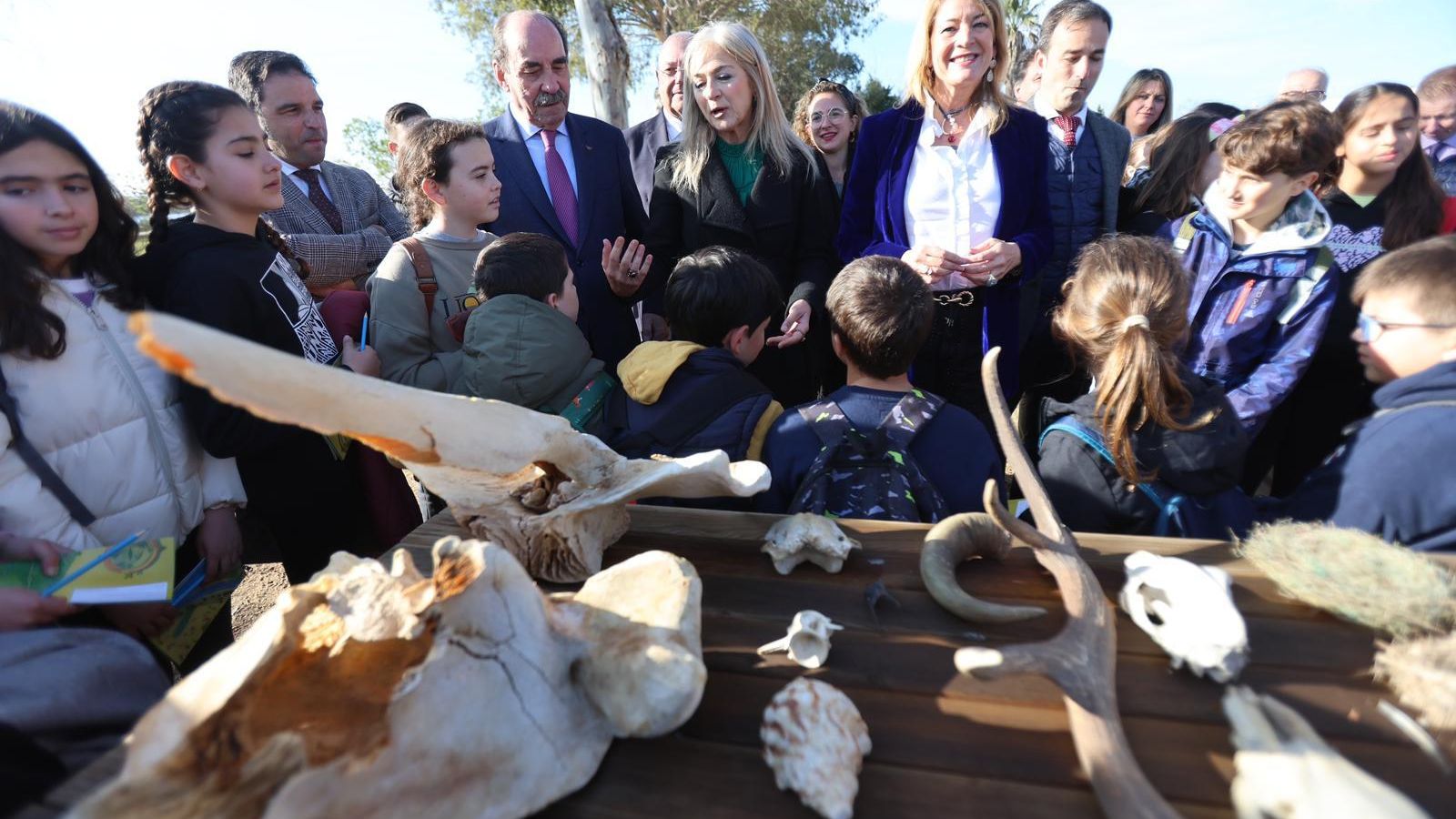La alcaldesa Pilar Miranda junto a la consejera de Educación Patricia del Pozo