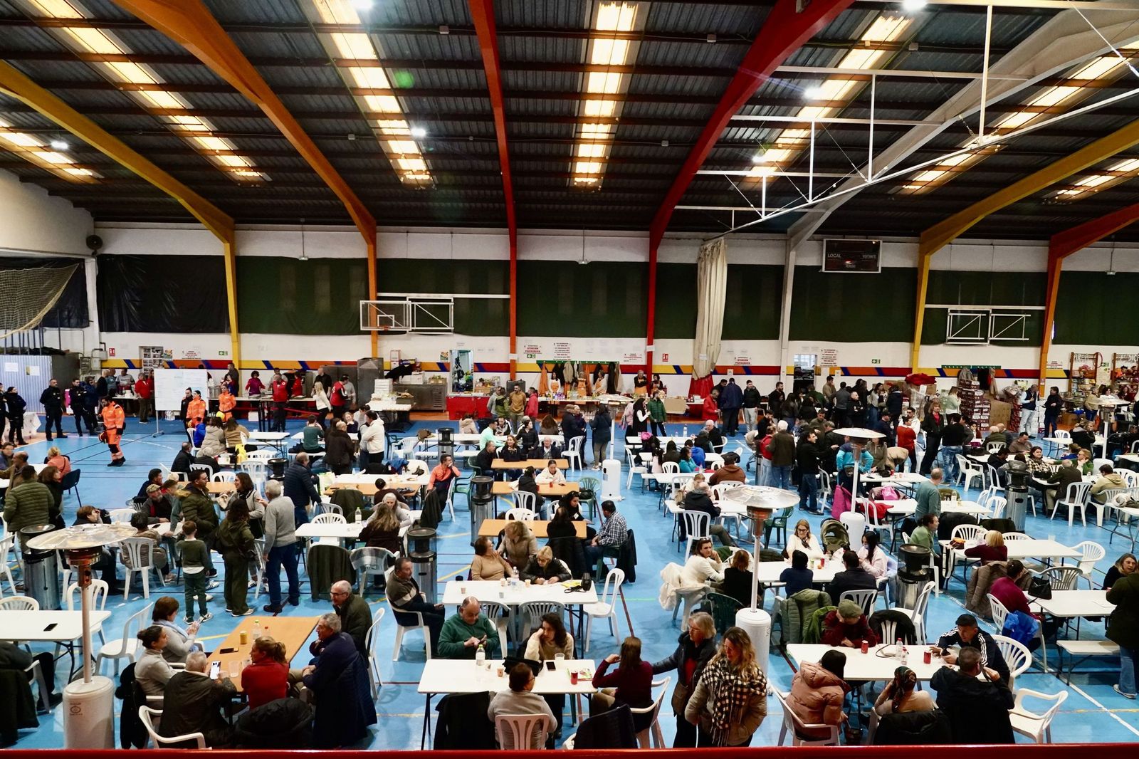 Vecinos desalojados de Grazalema en el polideportivo El Fuerte de Ronda