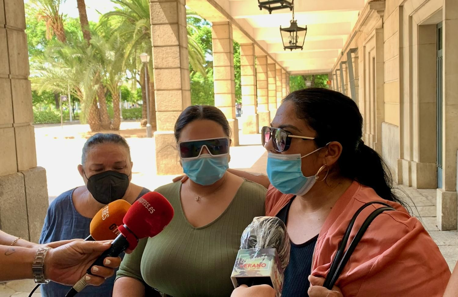 Saray (derecha), su hija (centro) y su madre, a la salida de los juzgados