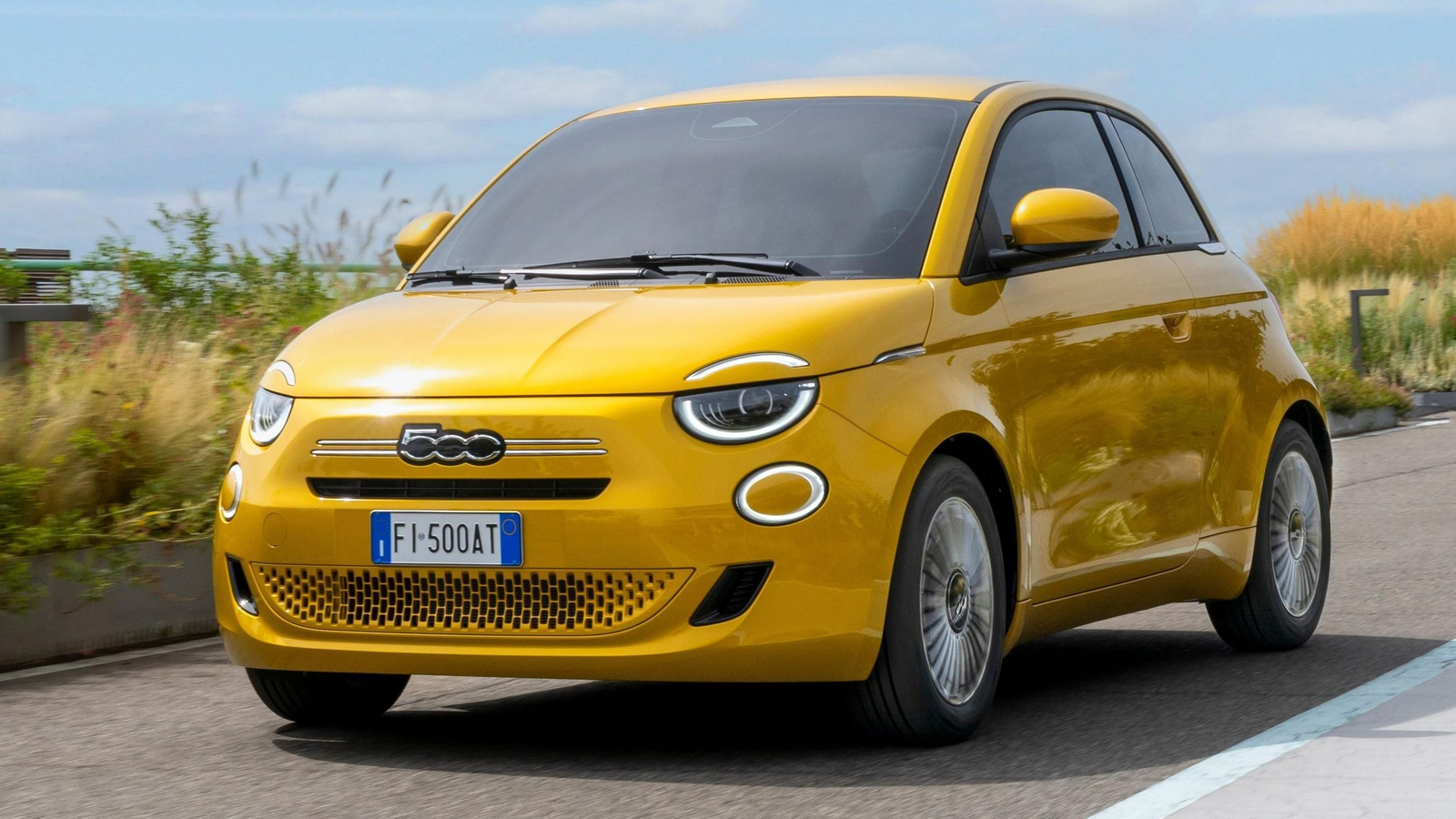 Fiat lanza el 500 Hybrid de 65 CV, una versión con tres formatos y desde 17.300 euros