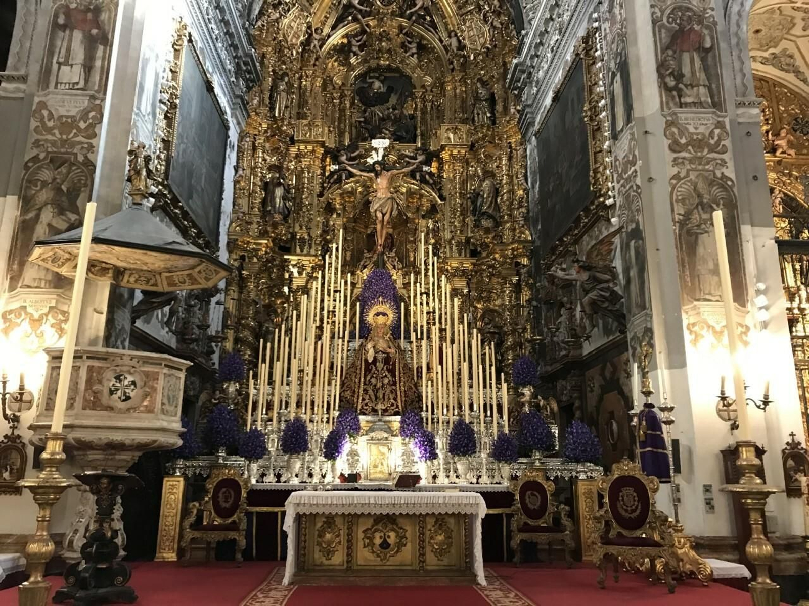 El impresionante altar montado por la priostía de la Hermandad de Montserrat en el presbiterio de la parroquia de la Magdalena.
