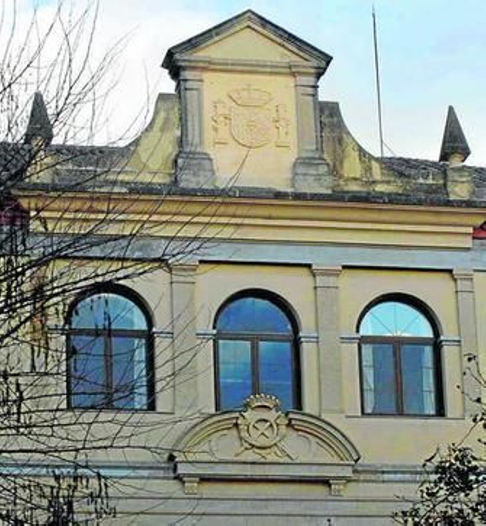 La retirada de los símbolos franquistas del cuartel Cervantes desata la ira del PP