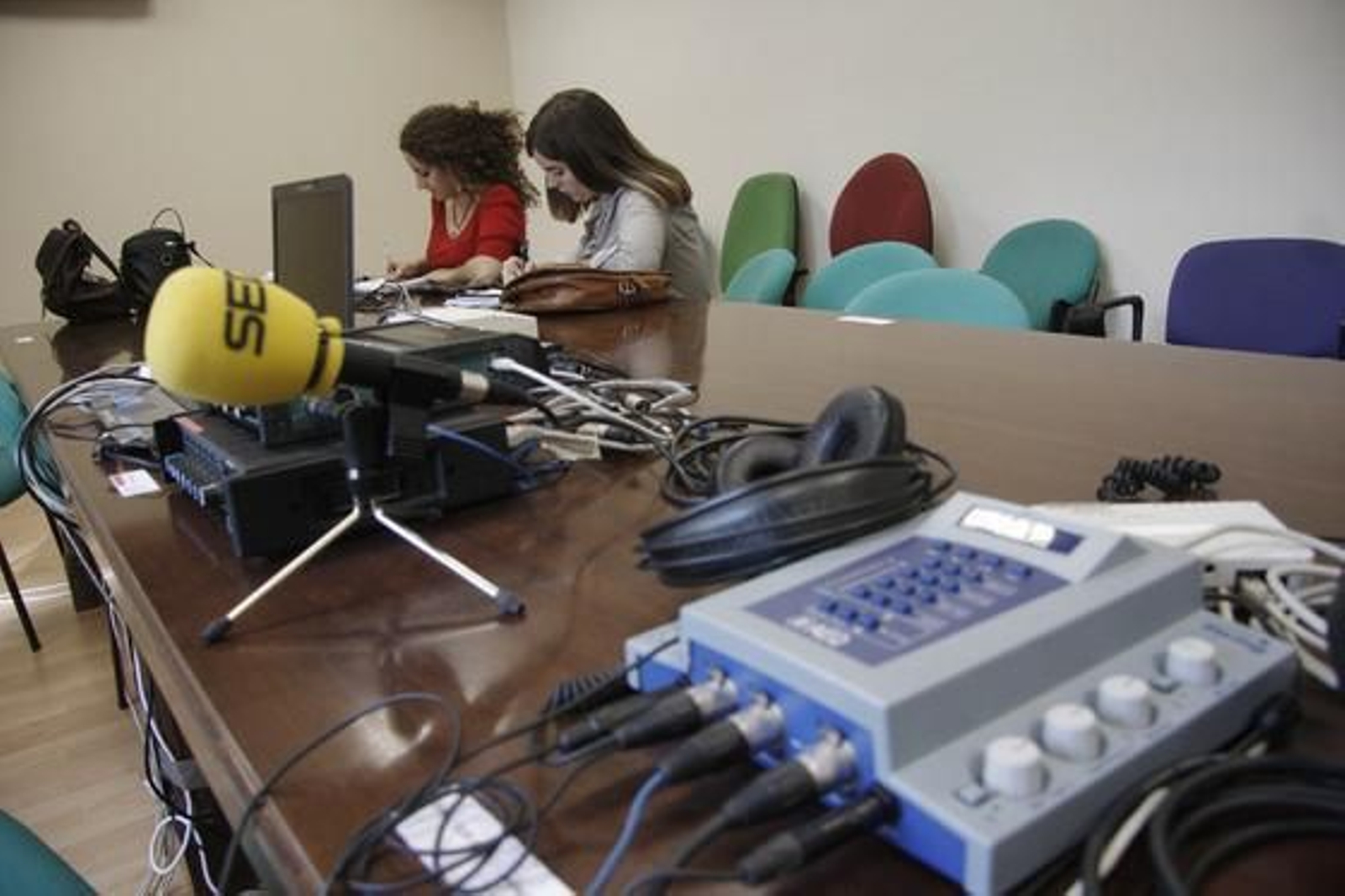 Varios periodistas trabajan en la sala de prensa habilitada en la Audiencia. 

Foto: Belén Vargas