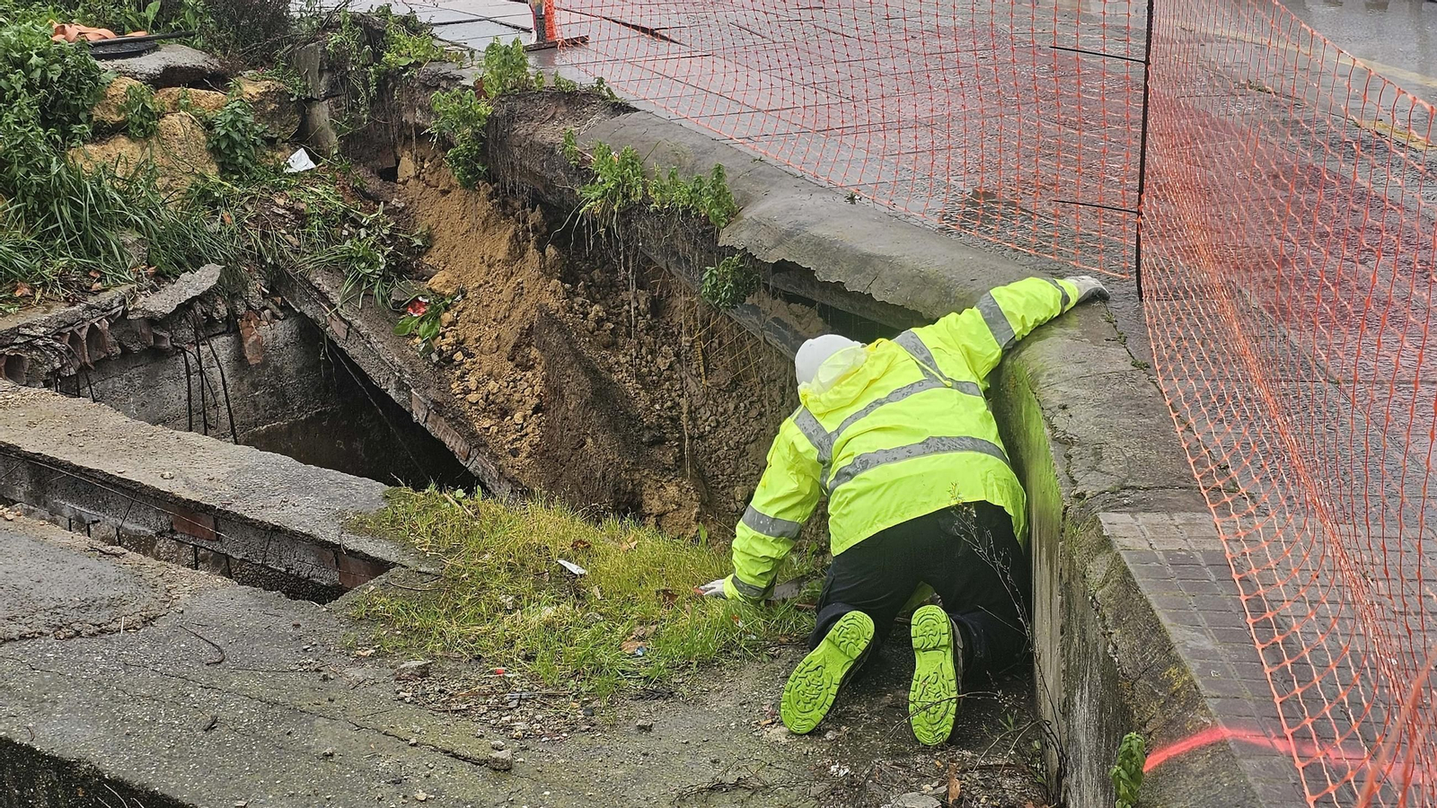 La rotonda del Varadero de Algeciras tras el hundimiento de una plancha de cubría el arroyo del Saladillo, en imágenes