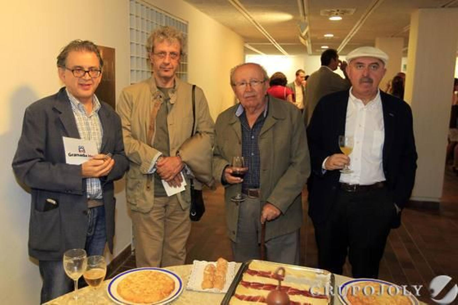 Enrique Noguera, José Carlos Rosales, Rafael Suárez y Rafael Guillén, destacados representantes del mundo cultural granadino, tampoco quisieron perderse el evento.


Foto: Pepe Villoslada-Lucia Rivas