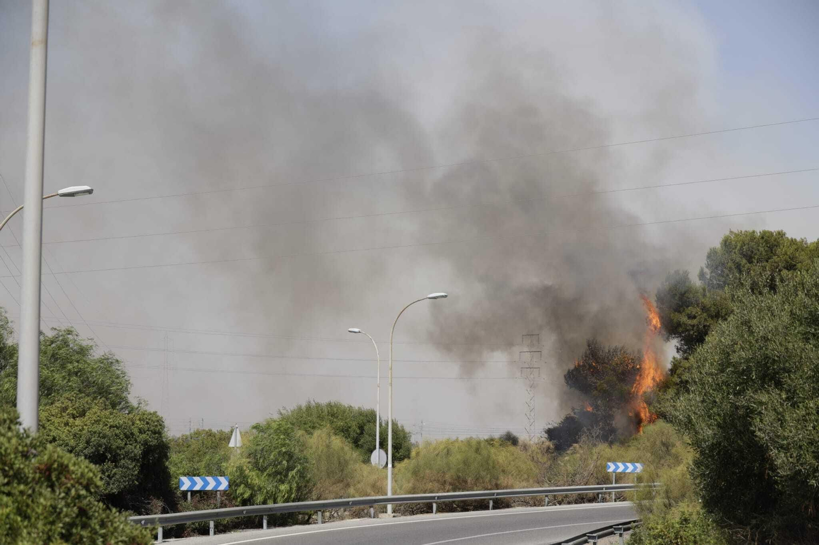 Imágenes del gran incendio de Puerto Real, visible desde la Bahía de Cádiz
