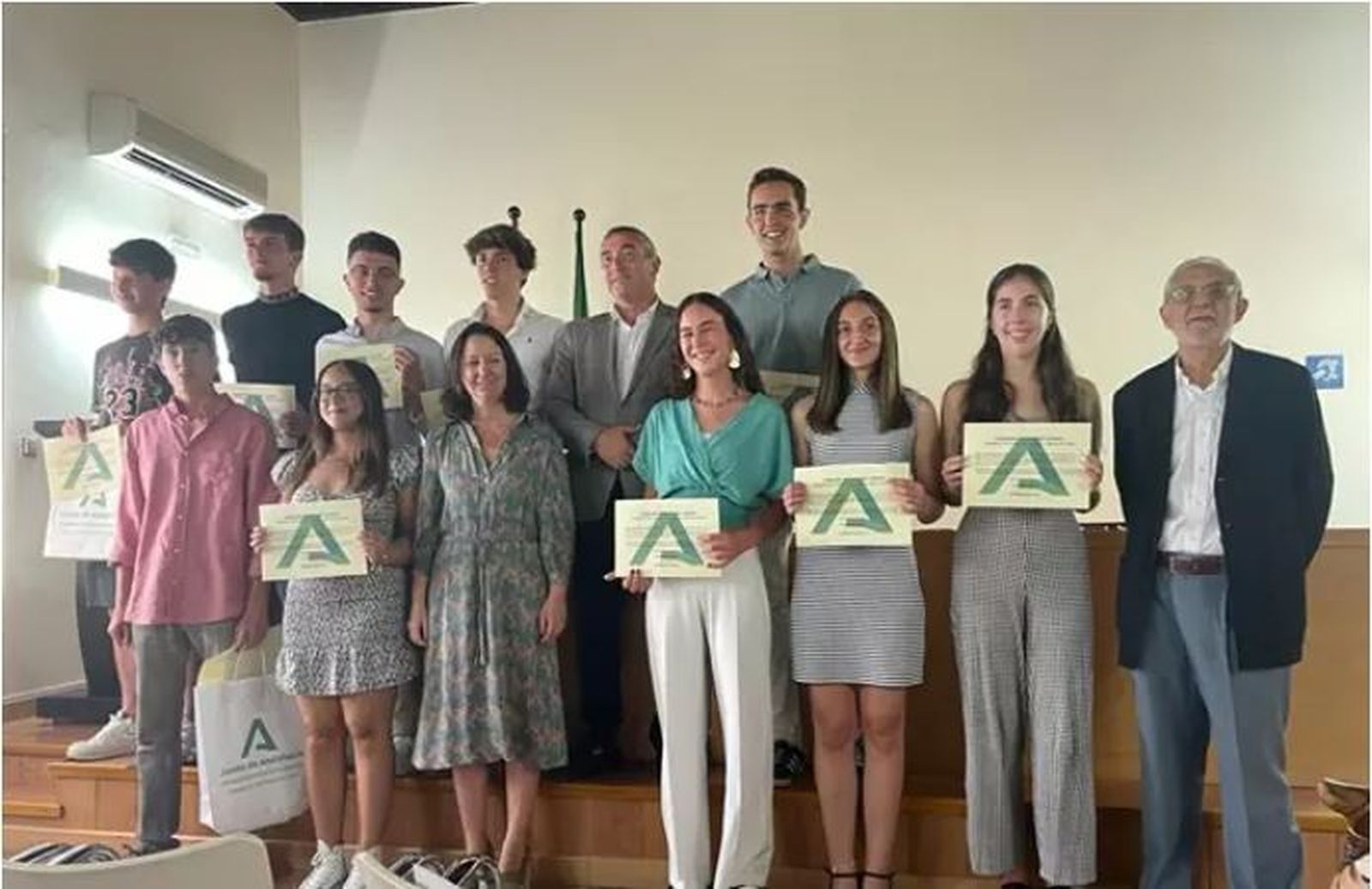 Los diez alumnos premiados de la provincia, con Miguel Andréu, José María González y Concepción Cardesa.