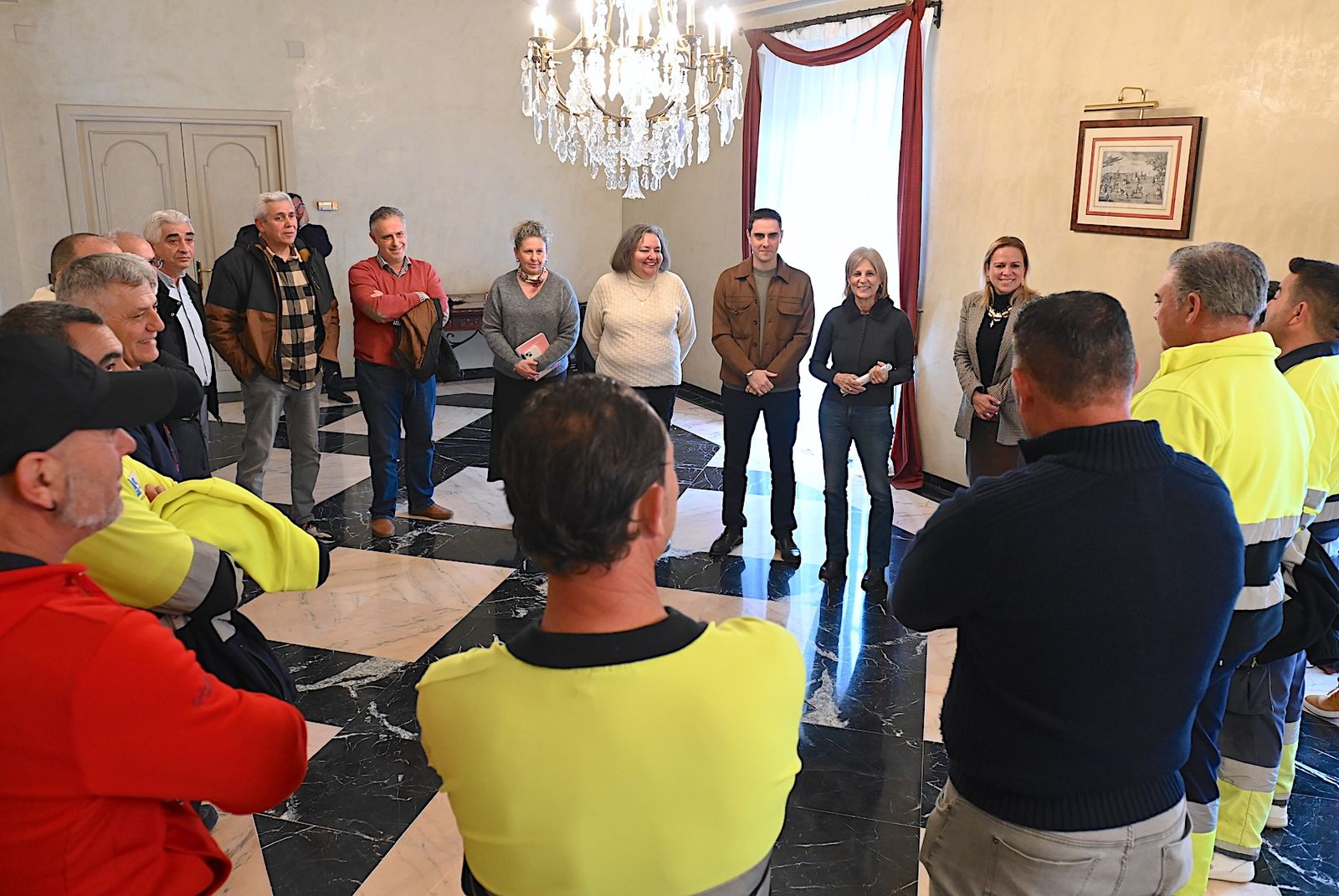 María José García-Pelayo, con los trabajadores que pasan de Comujesa al Ayuntamiento de Jerez.