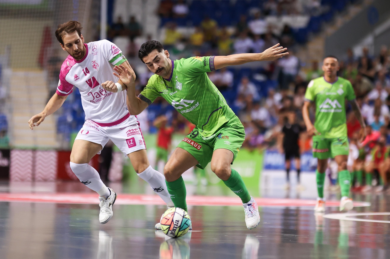 Alan Brandi y Gordillo forcejean en la pugna de un balón.