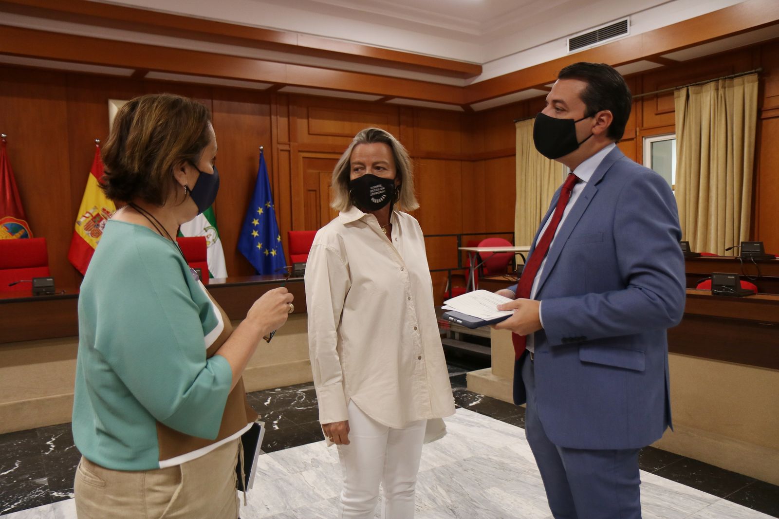Blanca Torrent, Isabel Albás y José María Bellido en el Ayuntamiento.