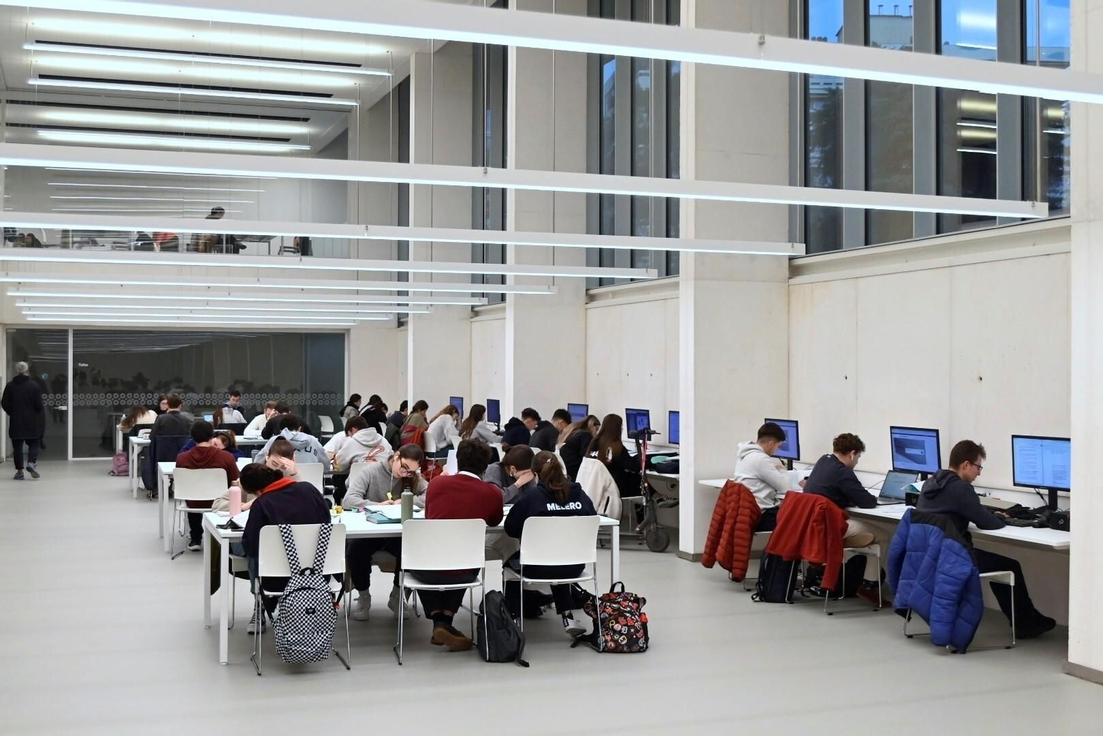 El primer día de apertura de la Biblioteca Grupo Cántico de Córdoba, en imágenes