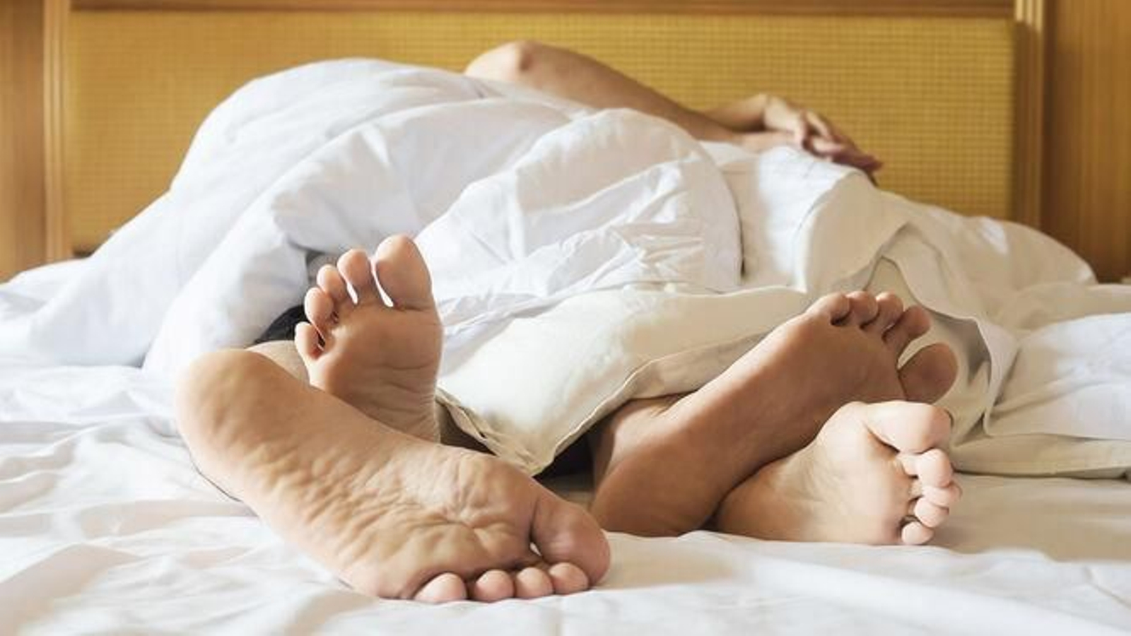 Una pareja en la cama.