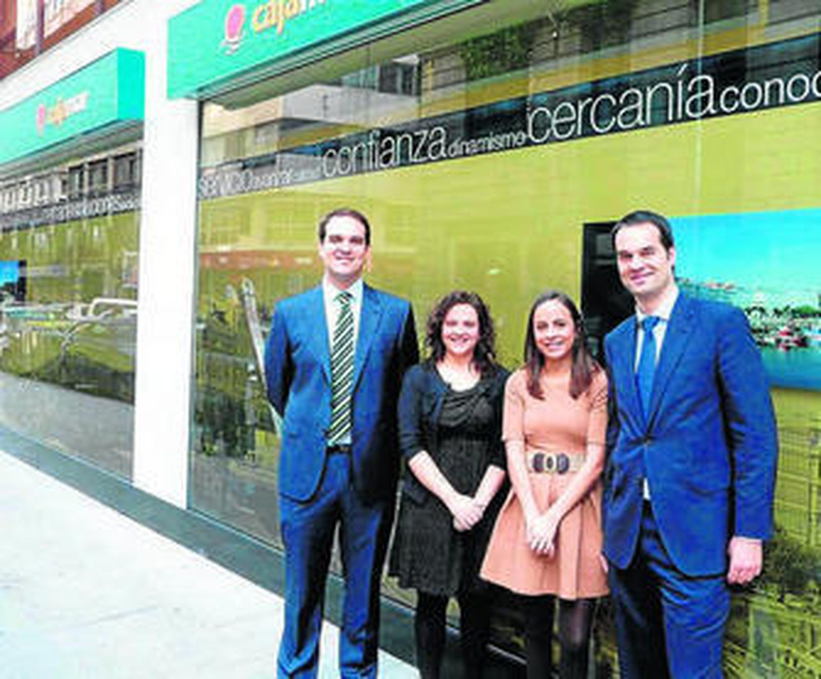 Los miembros de la oficina abierta en A Coruña.