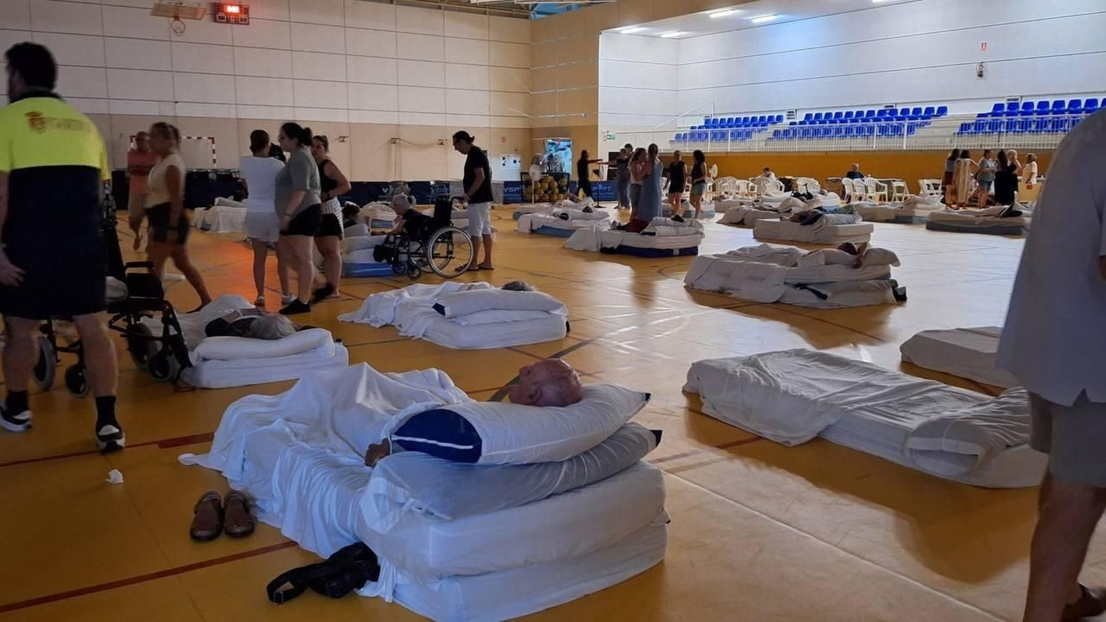 Ancianos desplazados por el incendio de Facinas al polideportivo municipal de Tarifa. Ancianos desplazados por el incendio de Facinas al polideportivo municipal de Tarifa.