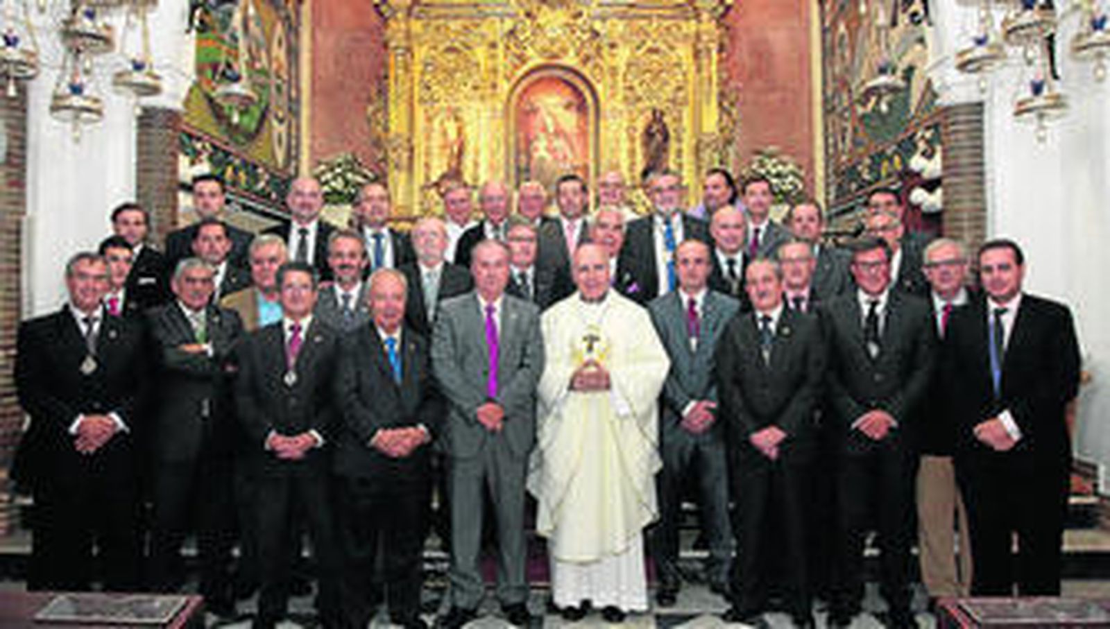 El obispo presidió ayer la misa de apertura del curso cofrade previo al Acto de la Fe del próximo sábado.