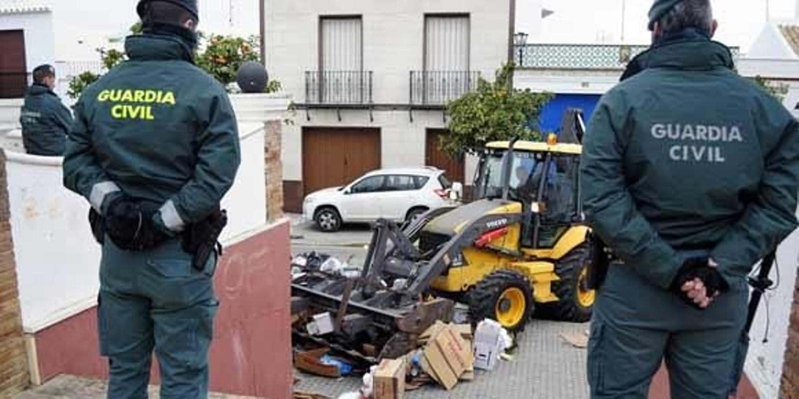 La Guardia Civil 'toma' El Coronil para retirar la basura tras 34 días de huelga