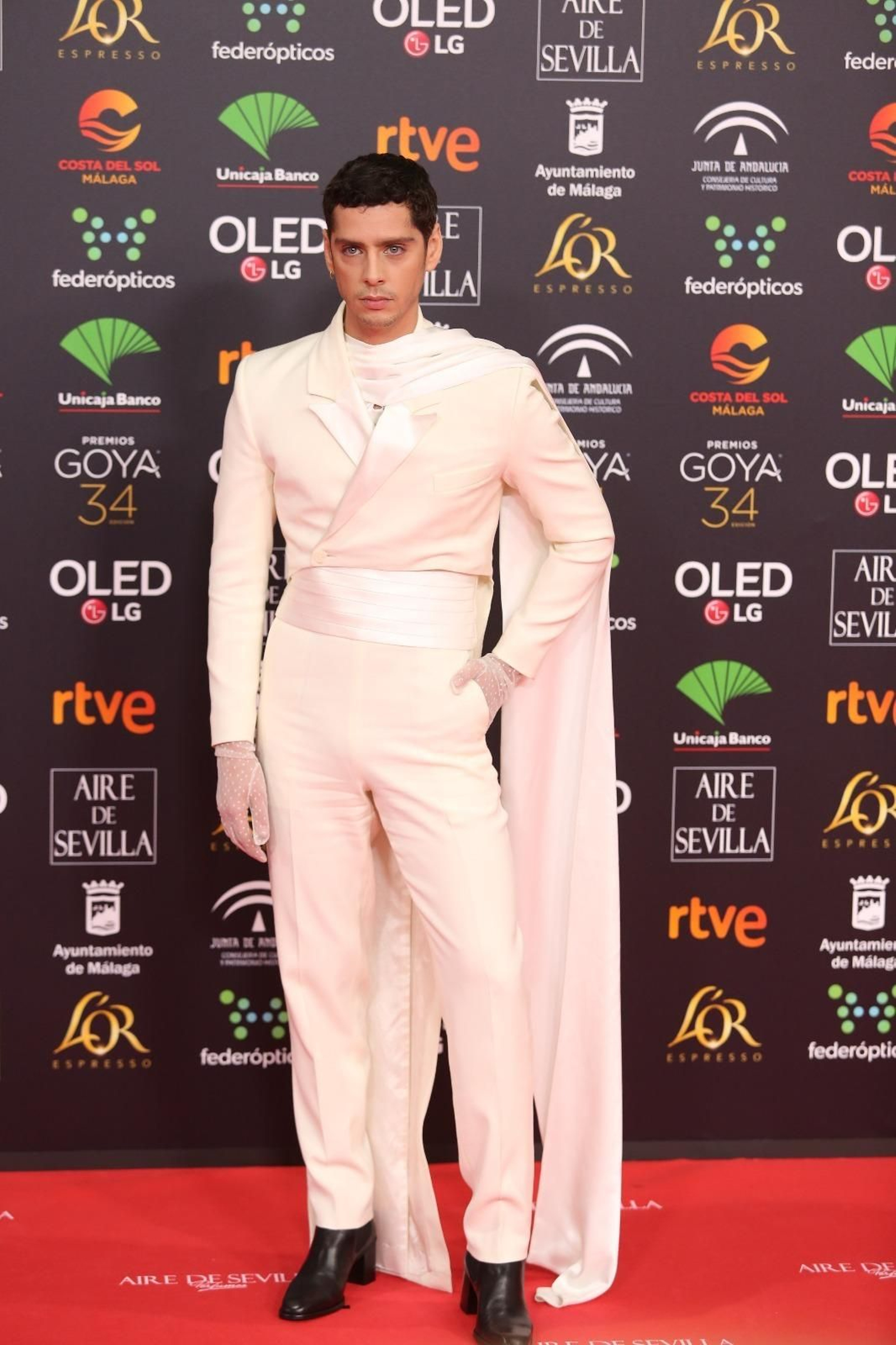 El actor Eduardo Casanova posa en la alfombra roja de los Goya en Málaga.