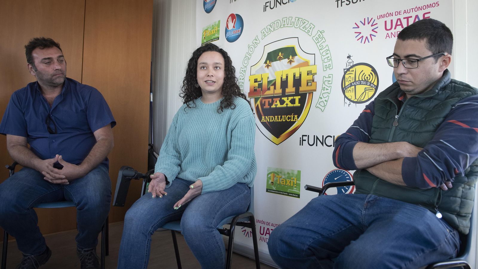 Los tres taxistas, en la sede de Elite.