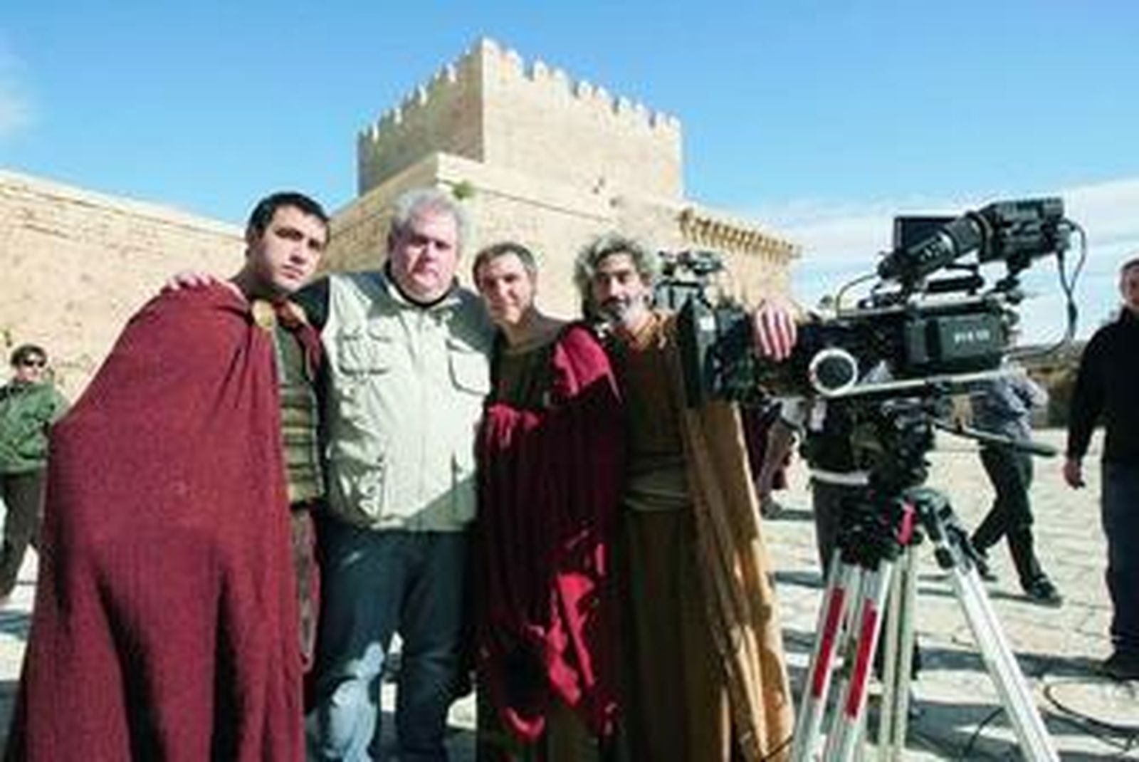 Miguel Ángel Fabré, en el centro con José Carlos Barrientos y Miki Molina en el tercer recinto de la Alcazaba.