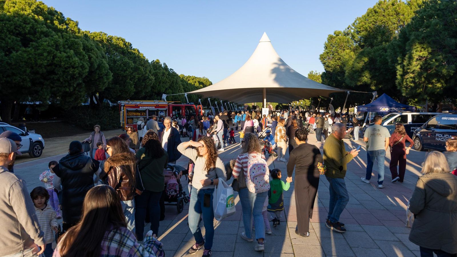 Jornada organizada en las carpas de la Avenida Andalucía por el Día de la Infancia.