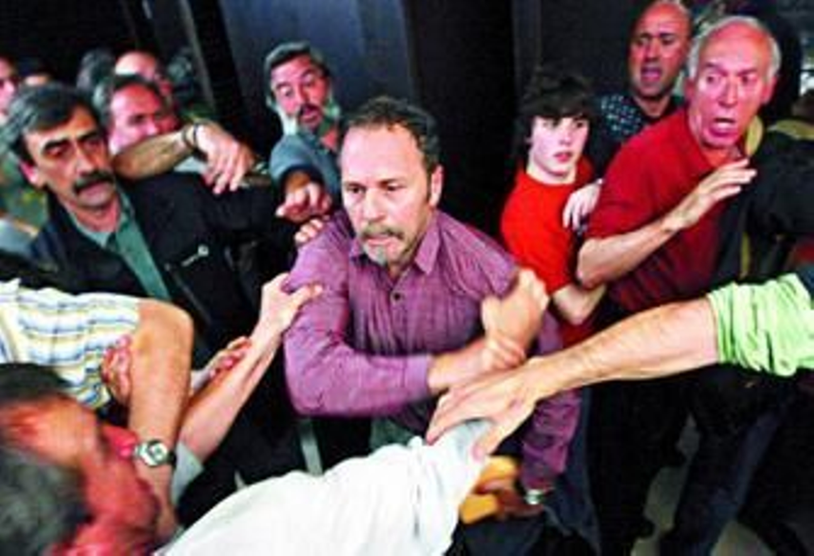 Imagen de los incidentes en Pasajes durante los que fue agredido el concejal del PSE (centro). Imagen de los incidentes en Pasajes durante los que fue agredido el concejal del PSE (centro).