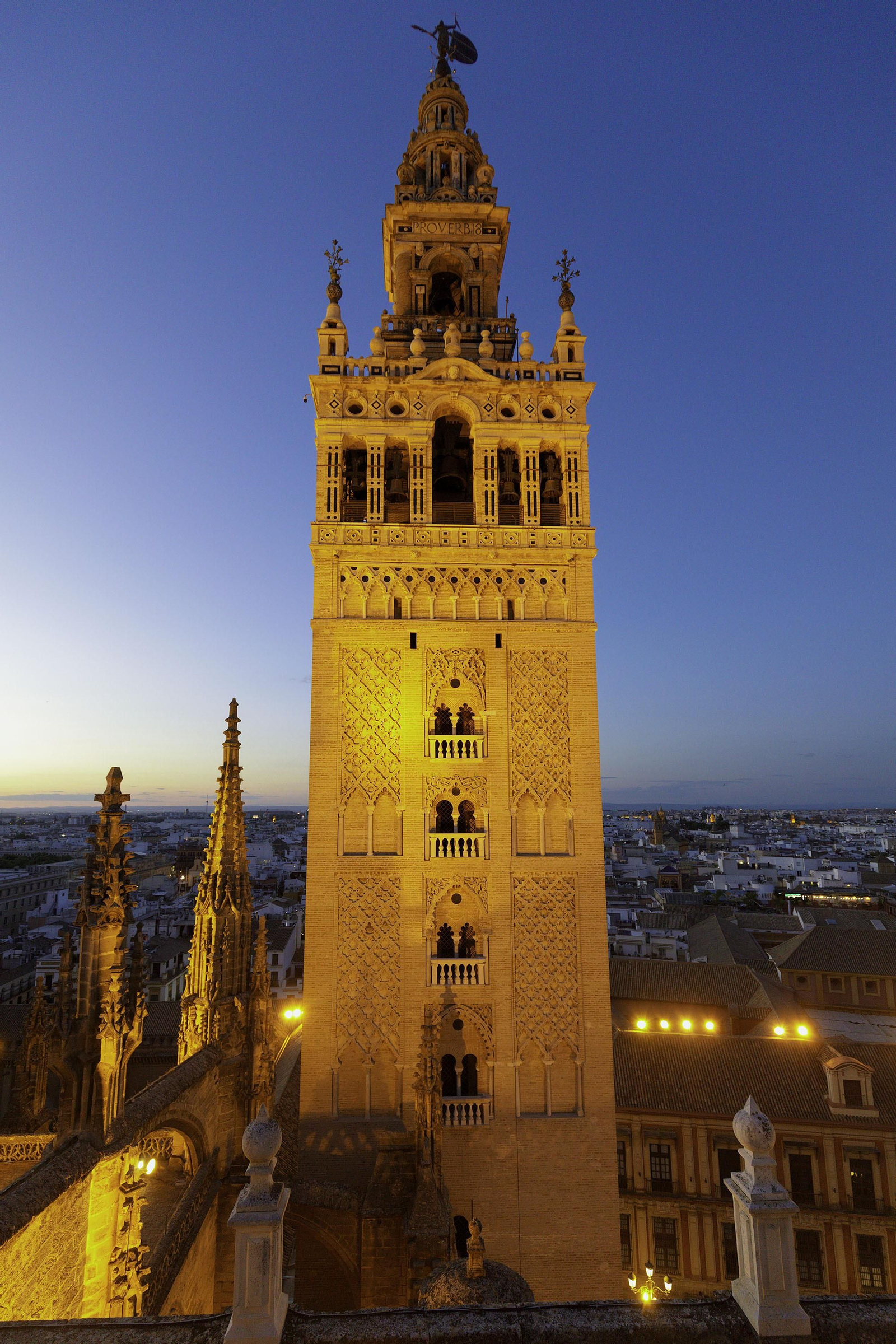 Recorrido de la visita por las cubiertas de la Catedral de Sevilla, al atardecer