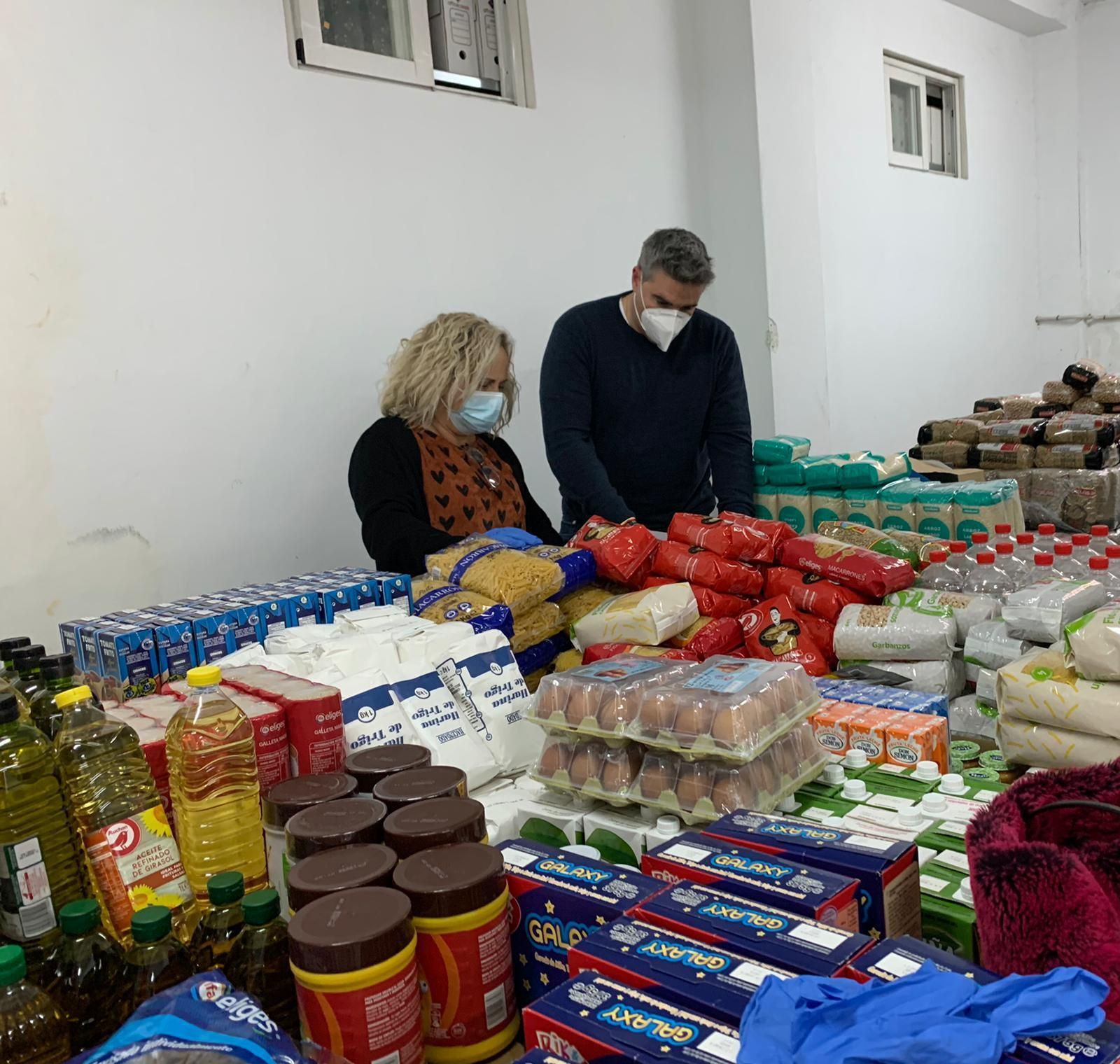 Viator reparte más de 5.000 kilos de alimentos entre familias necesitadas