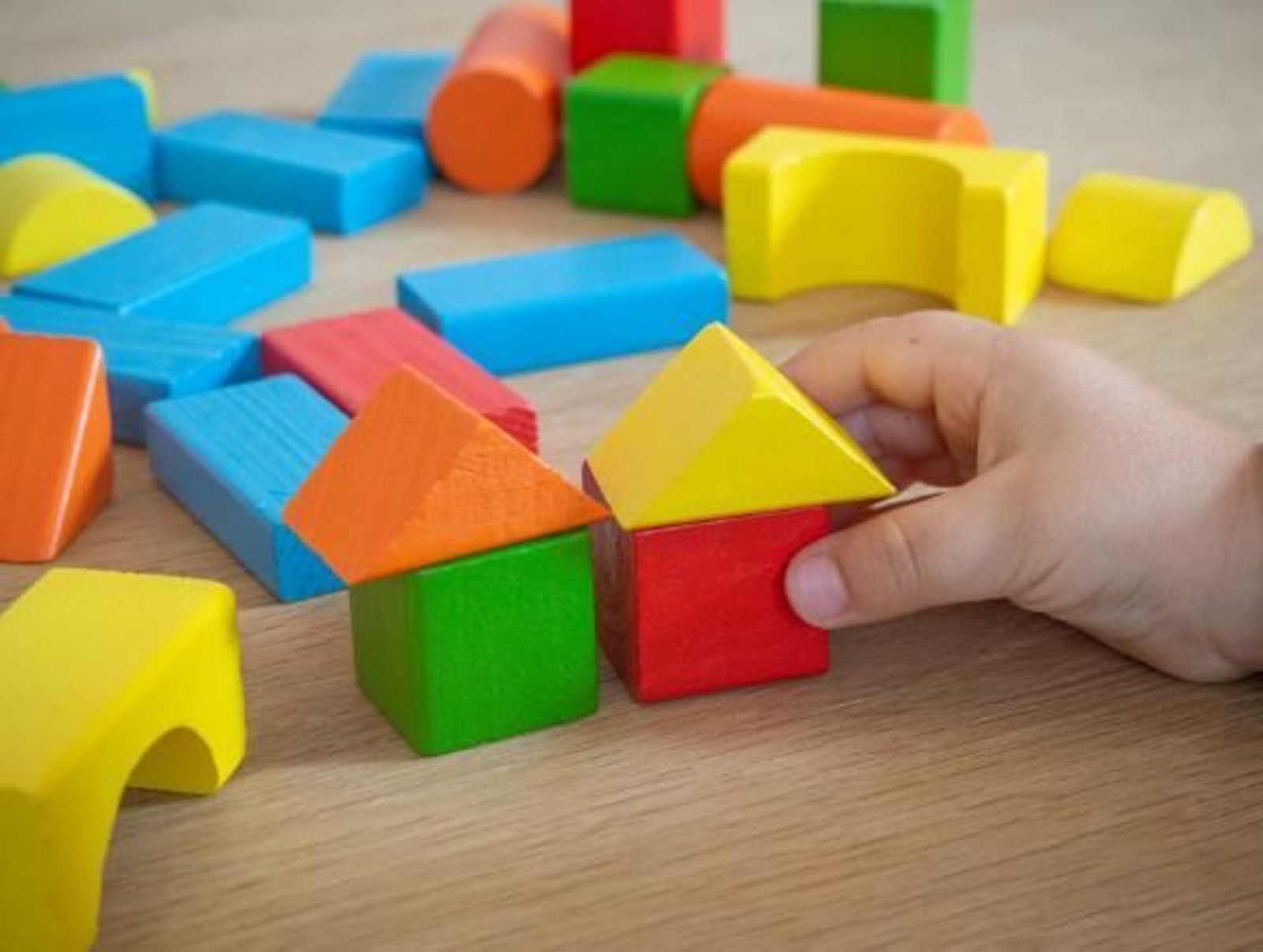 Los juegos tradicionales y los tecnológicos conviven en las cartas reales de los niños