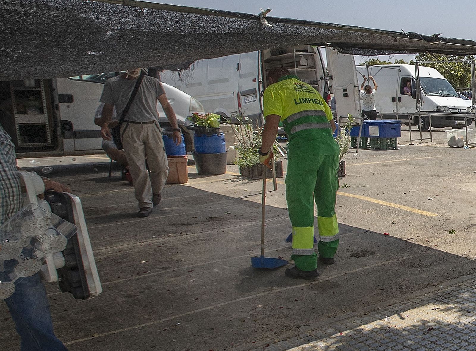 Un puesto del mercadillo de La Magdalena, ya recogiendo, en una imagen de archivo.