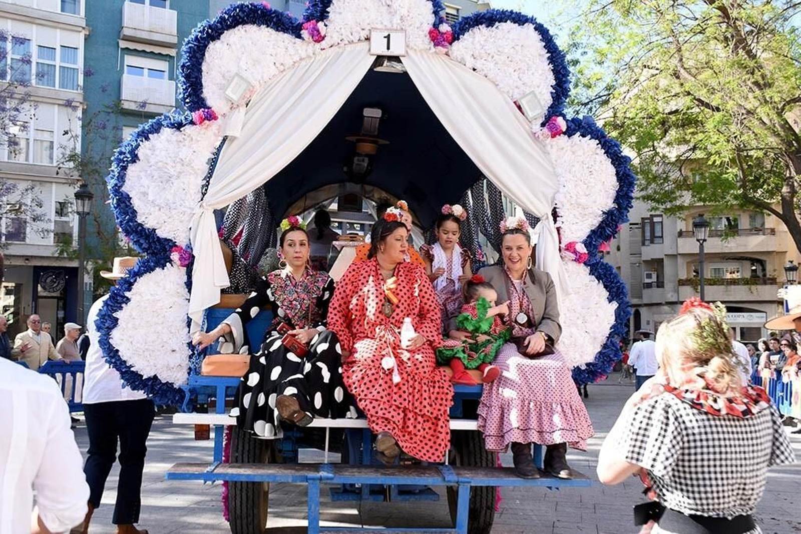 Imágenes de los peregrinos de la Hermandad de Emigrantes en su salida por las calles de Huelva