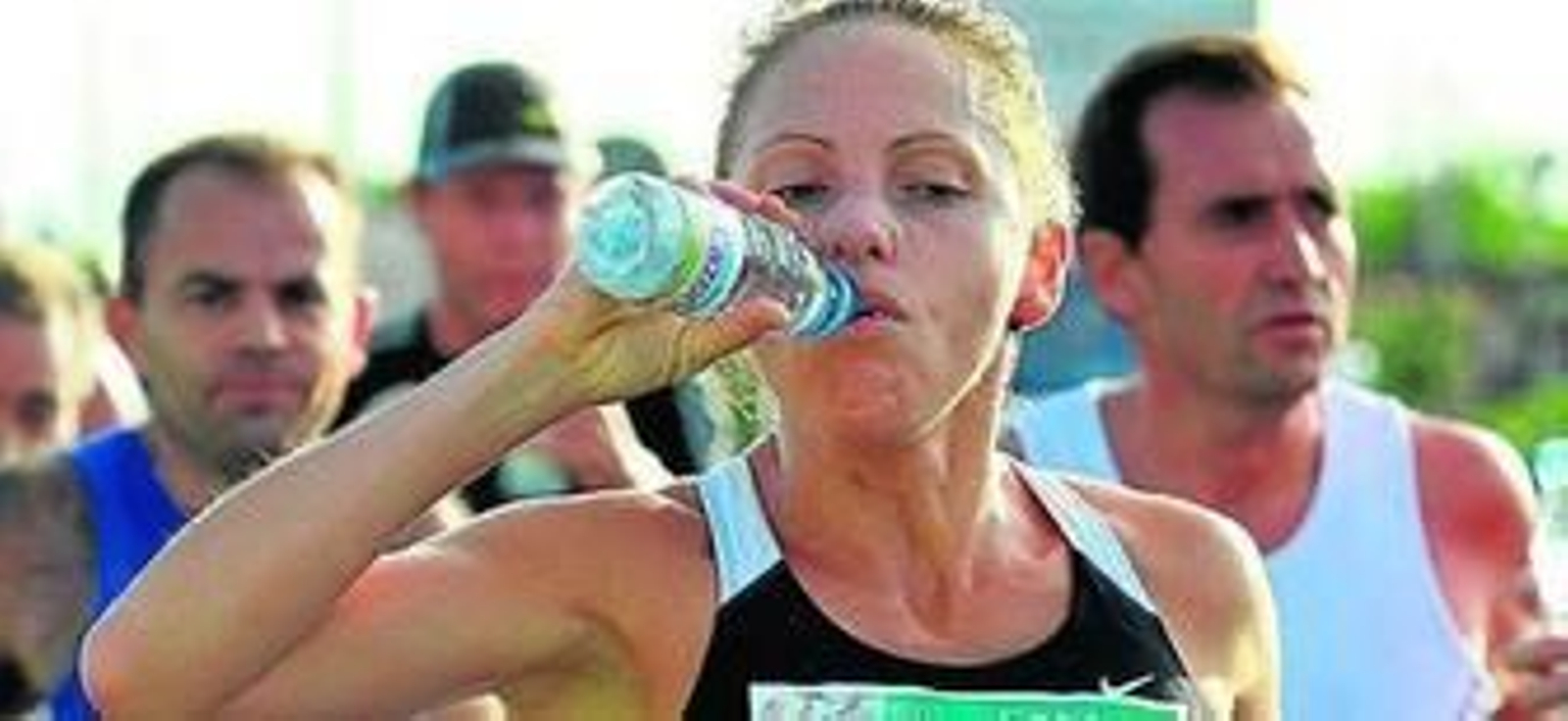 Susana Segovia se refresca durante la carrera.