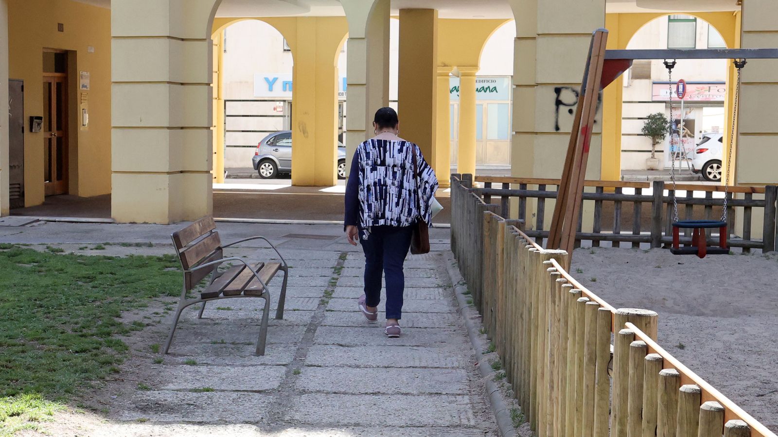 Uno de los caminos que no están asfaltados pero tampoco se mantiene para evitar los tropiezos de los peatones.