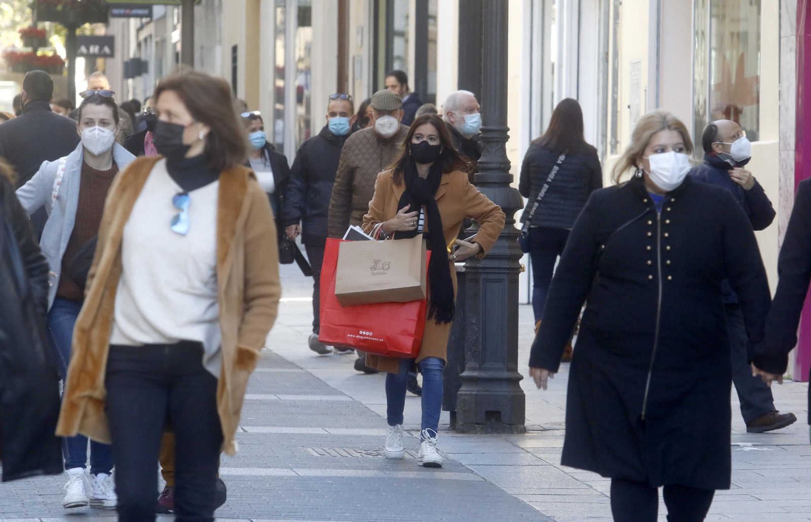 Varias personas caminan por el centro de Córdoba.
