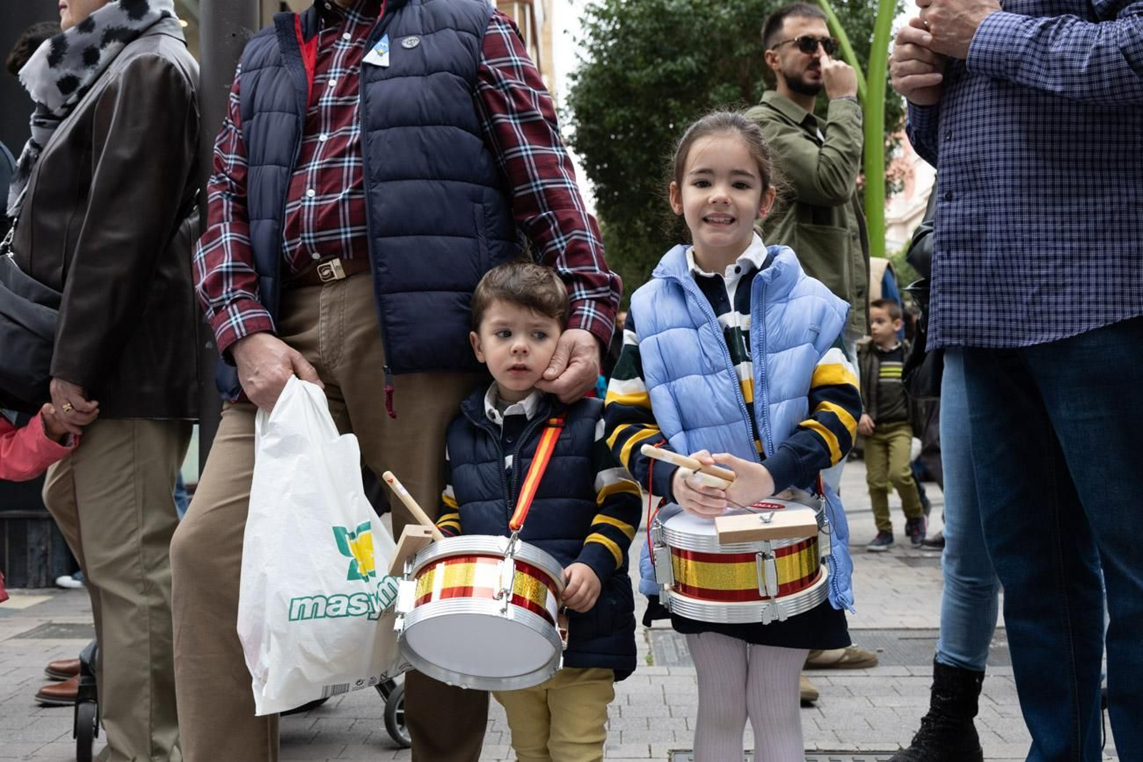 Los jiennenses se echan a la calle para presenciar la primera de las procesiones de la jornada: la Borriquilla (I)
