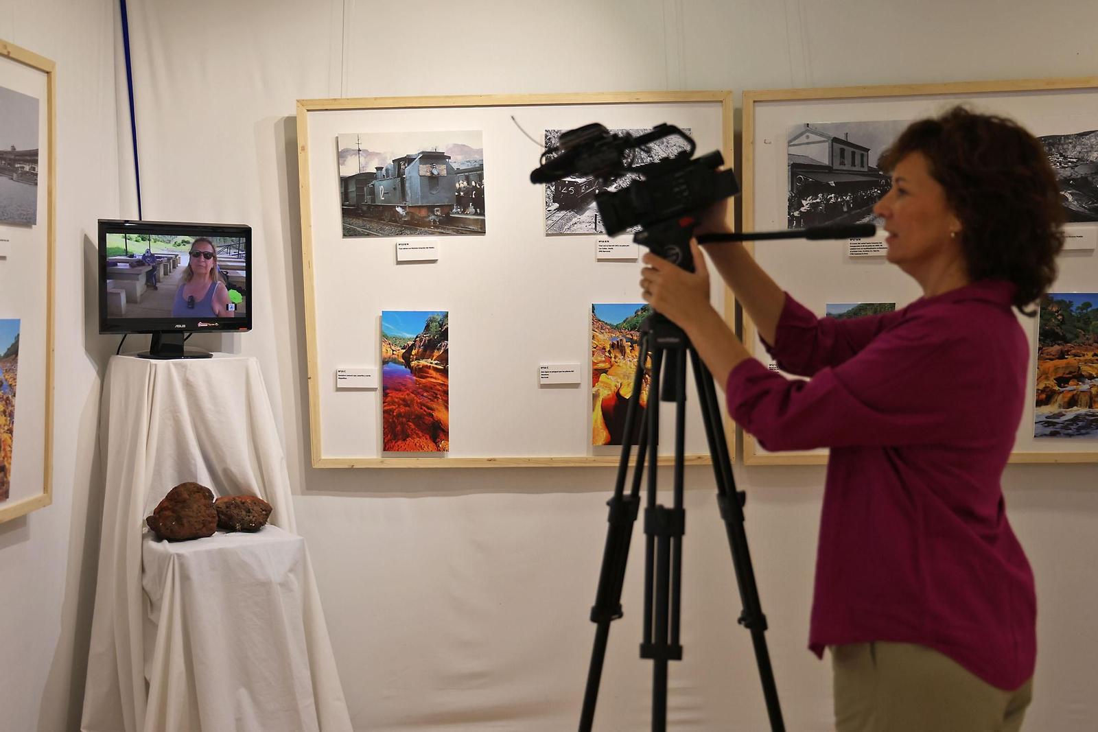 Imágenes de la exposición sobre la llegada del ferrocarril a Huelva, amigos del Río Tinto