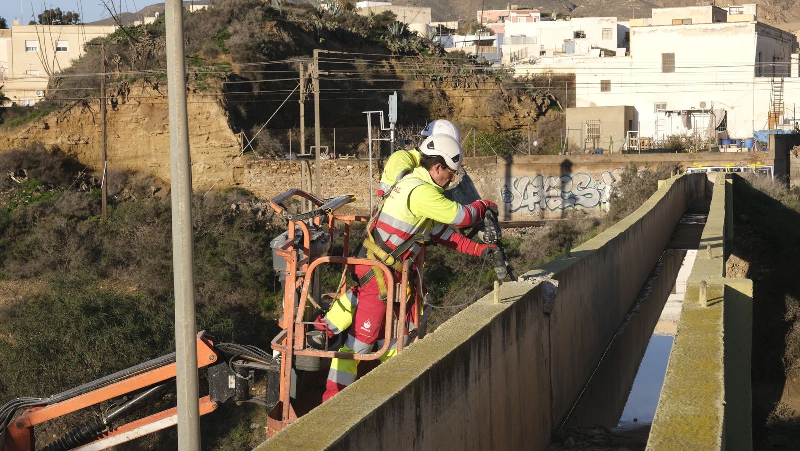 Trabajadores demuelen el acueducto de entrada a Huércal