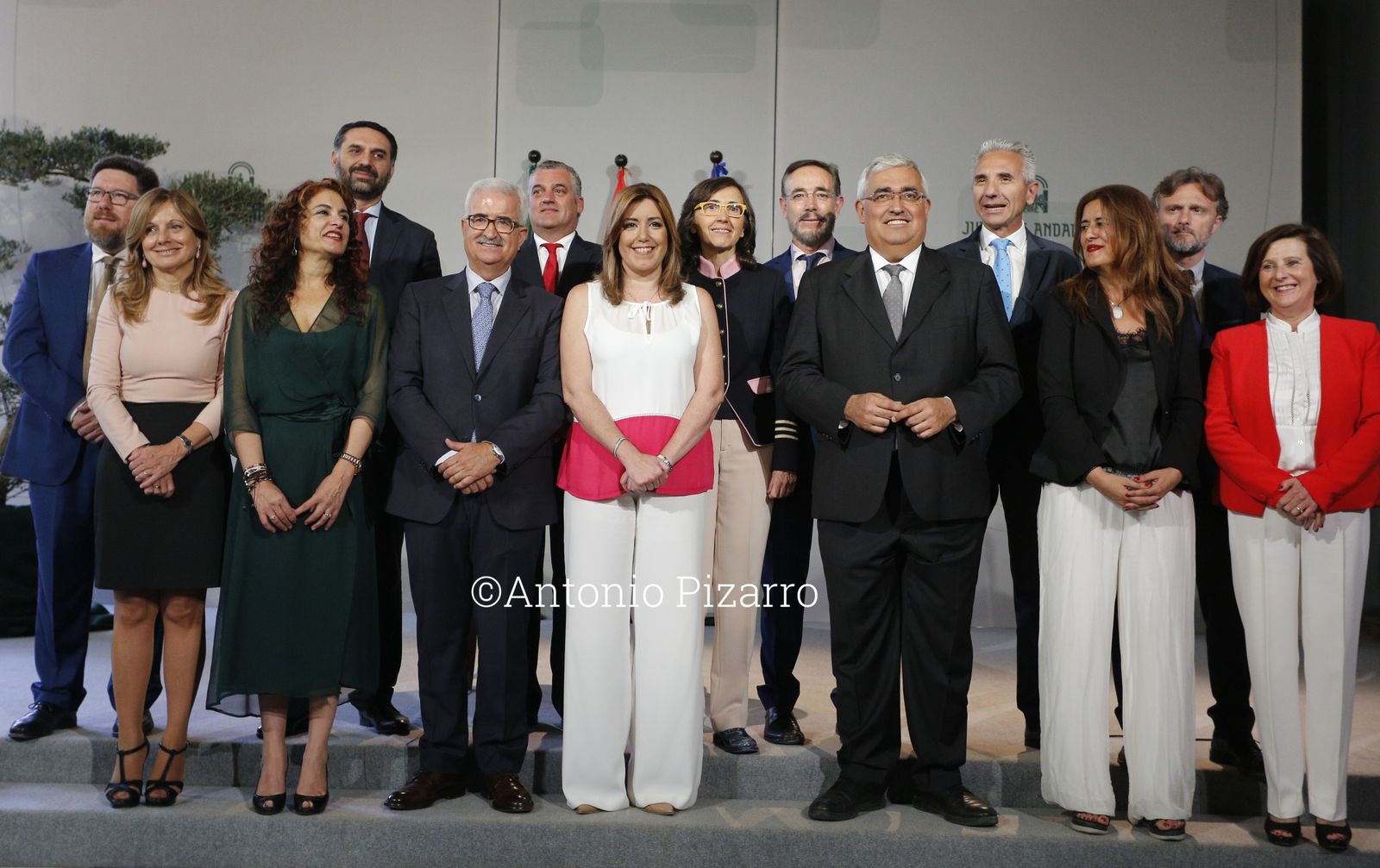 Susana Díaz junto a su equipo de consejeros tras la toma de posesión.