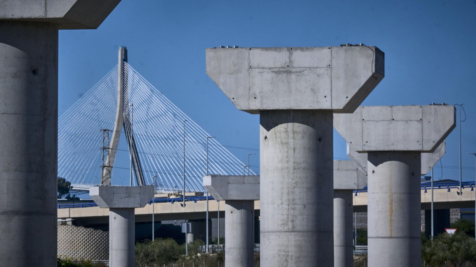 Pilares sobre los que pasará el tren, con el segundo puente de fondo.