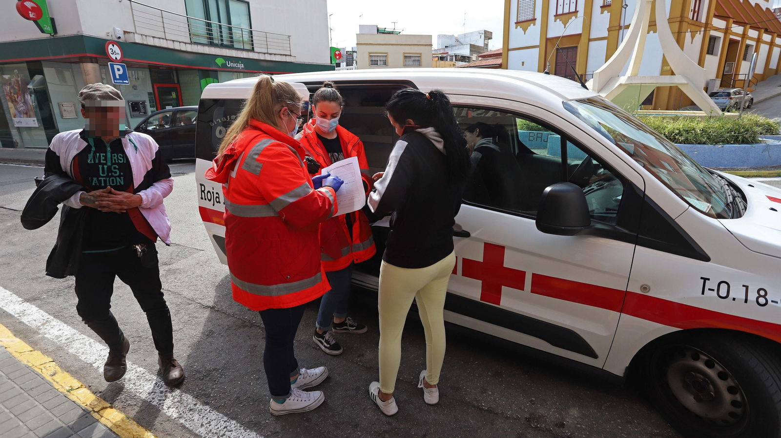 Reparto de kits alimenticios para familias de Cruz Roja
