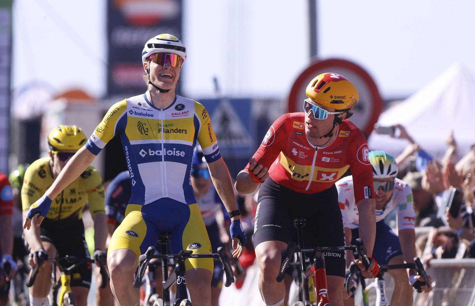 Tom Crabbe se impone en el esprint de Pozoblanco.